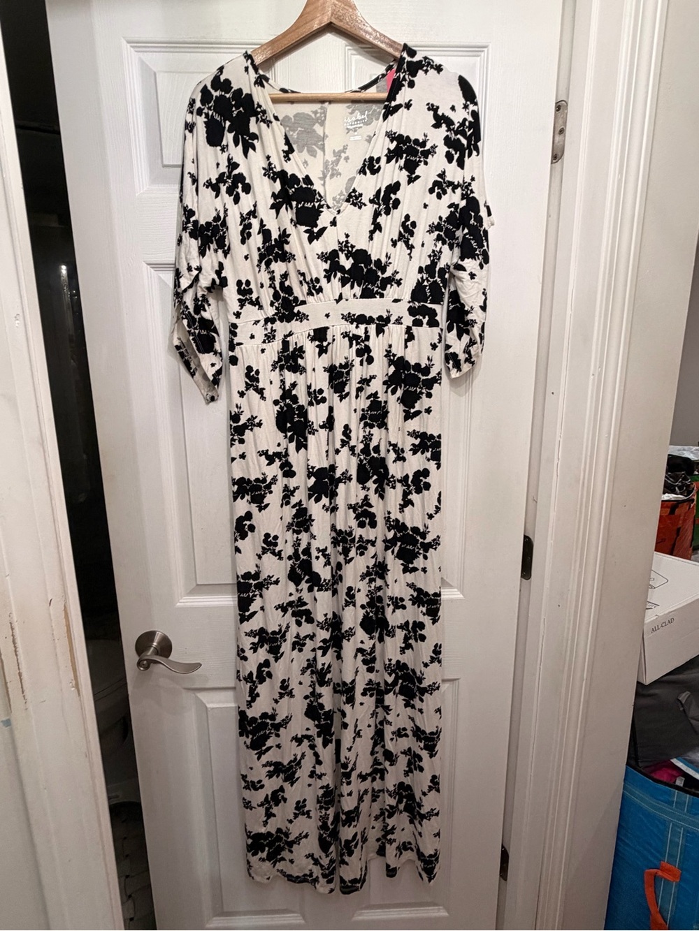 NWT Ingrid & Isabel Black and White Floral Wrap Maxi maternity Dress